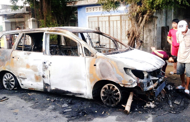 Hơn 30 thanh niên xăm trổ hỗn chiến trong đêm, phóng hỏa đốt xe Innova