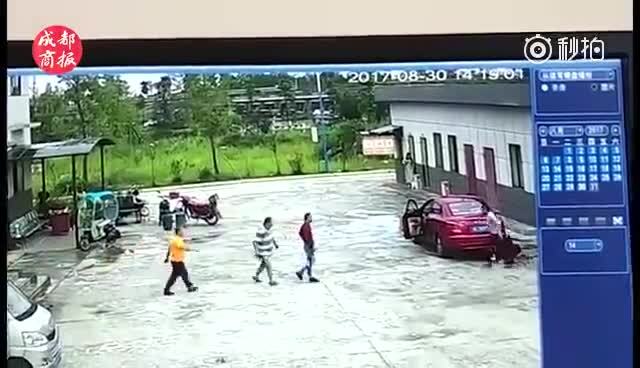 Đau lòng cảnh cha lái xe cán qua con đang ngồi chơi