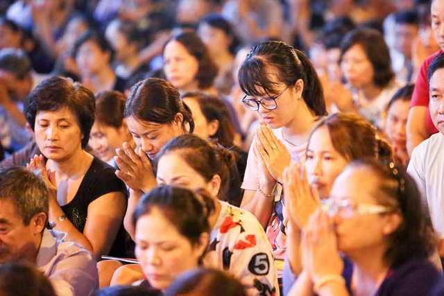 Hàng nghìn người ngồi kín lòng đường dự lễ Vu Lan