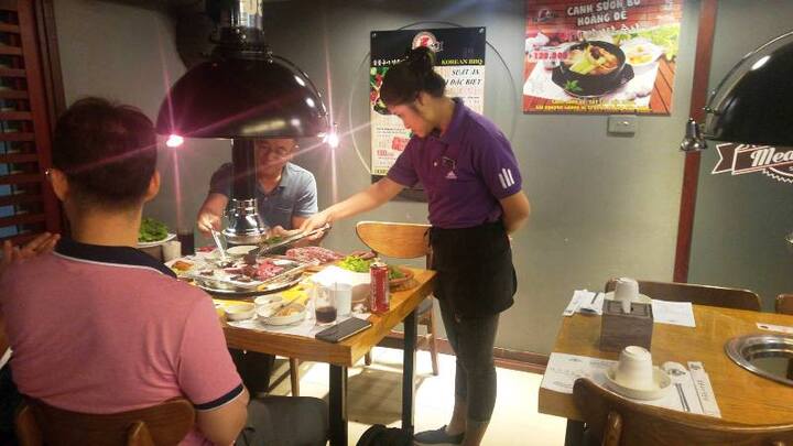 Nhân viên chạy bàn ưa nhìn, khách uống bia chọc ghẹo: 