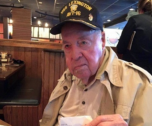 Vị khách già suốt ngày mắng mỏ cô nhân viên phục vụ bàn, 7 năm sau điều không tưởng đã xảy ra