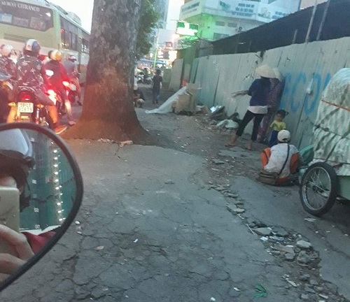 Ăn xin Sài Thành: “Chăn dắt” người nước ngoài ăn xin, né cơ quan chức năng