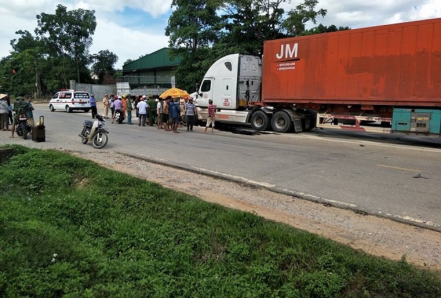 Hai cha con tử vong dưới bánh xe tải sau khi qua đường đổ xăng