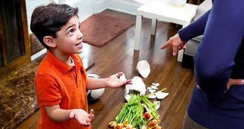 Cha mẹ đang dạy con nói dối mà không hay biết