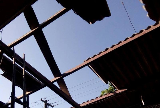 Lốc xoáy 10 phút khiến 130 ngôi nhà hư hỏng