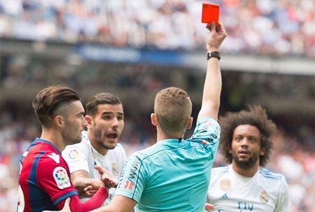 Chỉ sau 3 trận đấu, Real nhận thẻ đỏ bằng Barca chơi hai mùa