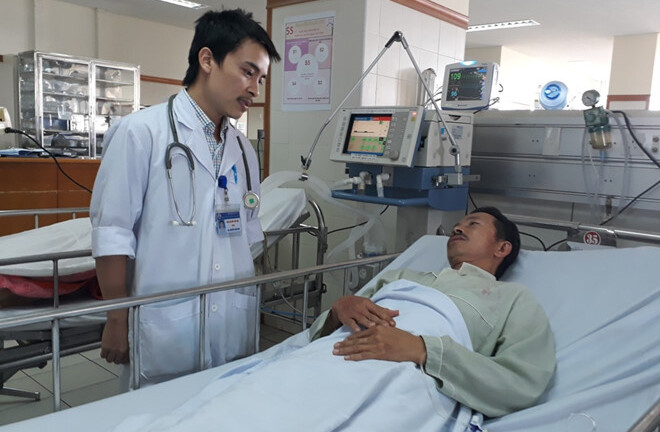 Đi xem rắn hổ mang chúa nặng gần 2kg, người đàn ông suýt mất mạng