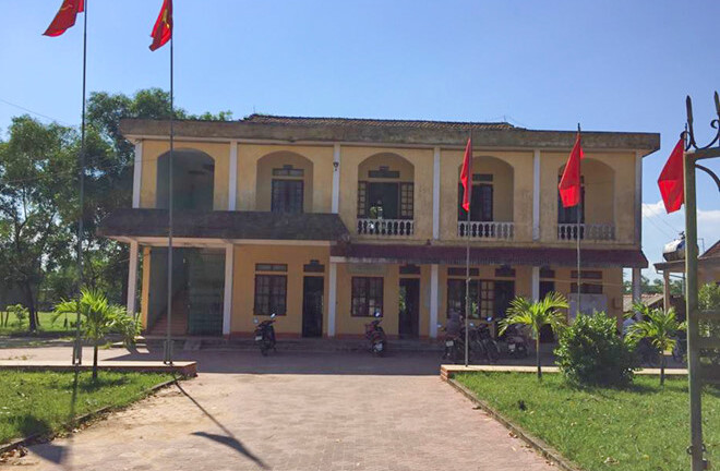 Trưởng công an xã xin nghỉ việc đi làm phụ xe vì...lương thấp