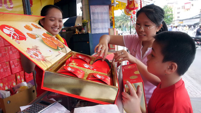 Nguyên liệu đầu vào giảm, giá bánh trung thu cao “chót vót” 14 triệu đồng