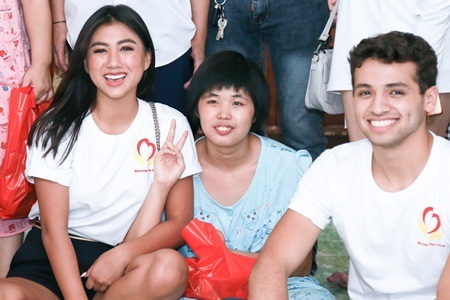 Hoa hậu Người Việt Quốc tế về quê nhà làm từ thiện sau khi đăng quang