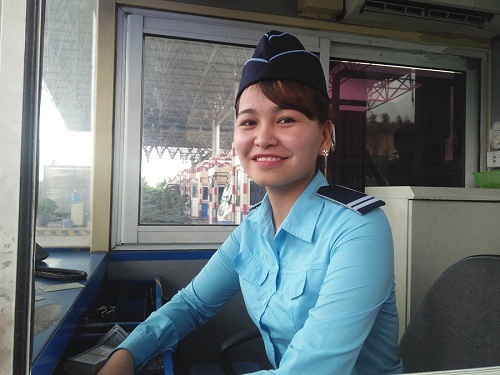 Cô nhân viên thu phí BOT xinh đẹp và những lần gặp phải tài xế