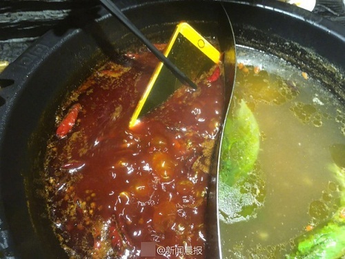 Quá phấn khích vì trúng thưởng, cô gái làm rơi iPhone 6 Plus vào nồi lẩu và màn “ăn vạ” đầy bất ngờ