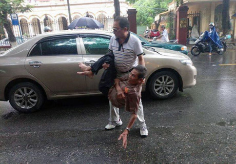 Thục hư thông tin tài xế ô tô đâm ngã cụ ông 70 tuổi rồi bỏ lại ven đường