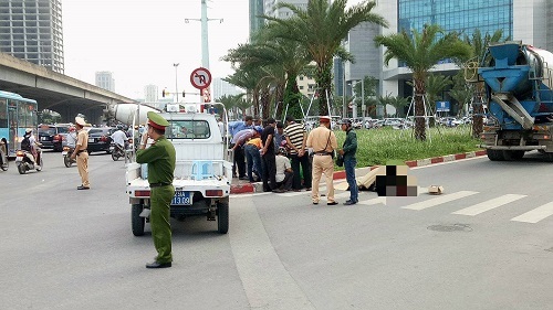 Hà Nội: Va phải xe bồn, cô gái trẻ tử vong tại chỗ