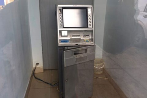 Đang dùng xà beng phá trụ ATM lấy tiền thì bị bắt giữ ngay tại chỗ