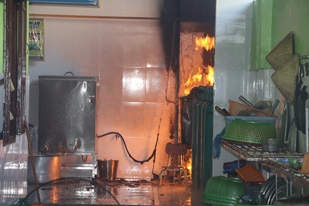 Bình gas bất ngờ phát hỏa, hàng trăm học sinh mầm non phải sơ tán