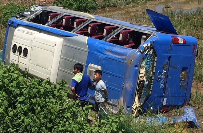 Xe ô tô lật nhào, hàng chục hành khách đập kính ôtô chui ra ngoài 