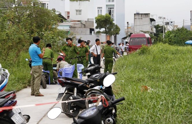 Xót xa thi thể bé trai sơ sinh tại bãi đất trống ở Sài Gòn