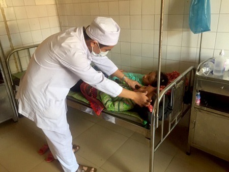 Ăn nhầm bột thông cống, 7 học sinh nhập viện cấp cứu