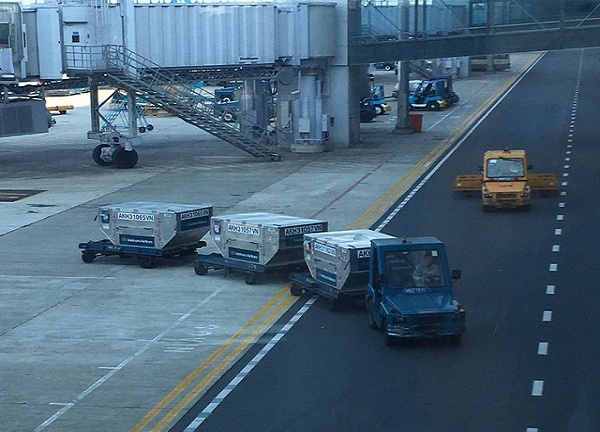 Xe đầu kéo đâm tử vong nhân viên vệ sinh tại sân bay Nội Bài 