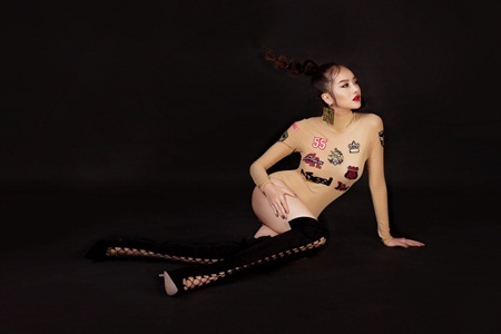 Kiều Ngân tự tin phô diễn thân hình đồng hồ cát với áo tắm một mảnh