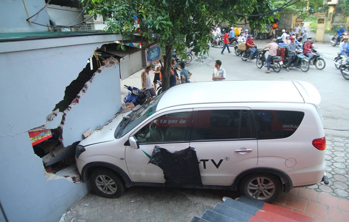 Đâm sập bức tường ở Hà Nội, lái xe bị đòi bồi thường 200 triệu đồng
