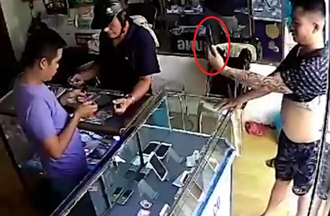 Vờ hỏi mua, thanh niên cầm điện thoại iPhone bỏ chạy