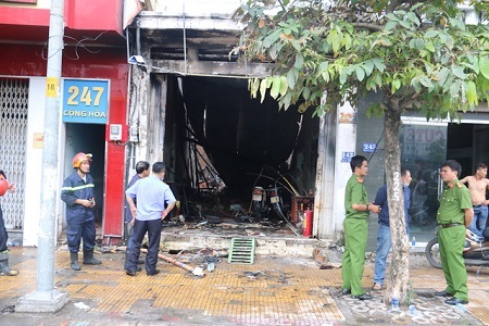 Cửa hàng sơn bốc cháy dữ dội, 3 người thương vong