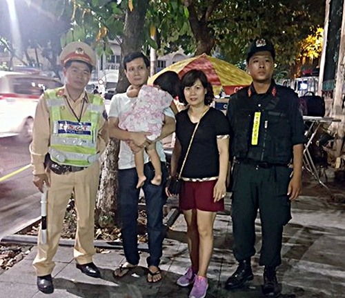 Cảnh sát tìm thấy bé gái 2 tuổi bị lạc khi xem múa lân trên phố đi bộ