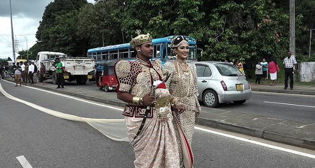 Cô dâu đối mặt với án tù vì bắt 250 trẻ em nâng váy cưới