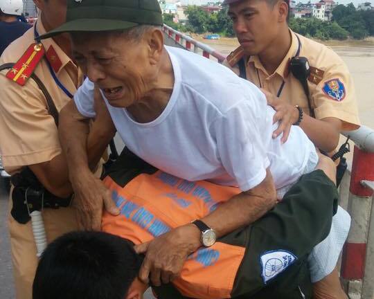 Buồn tuổi già bệnh tật, cụ ông đi taxi lên cầu Chương Dương định tự tử 