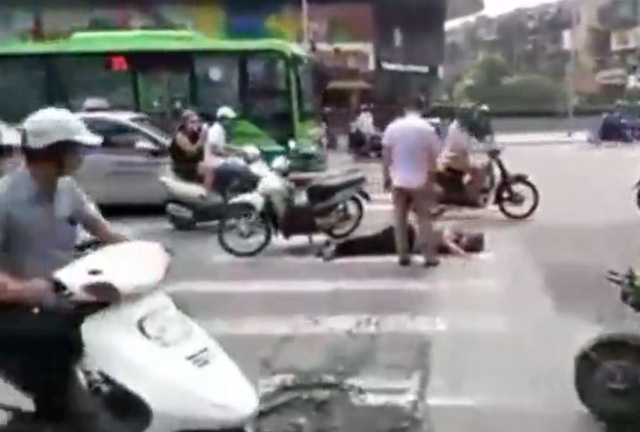 Đôi nam nữ đâm cụ ông bất tỉnh giữa phố Hà Nội rồi bỏ chạy