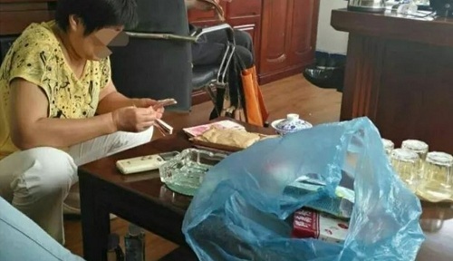 Điều bí mật vô tình bị phát hiện trên trần phòng tắm căn nhà mới mua