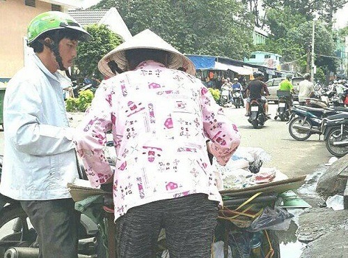 Bí mật chợ trời kiểu mới: Mua hàng đồng nát bán vàng mười