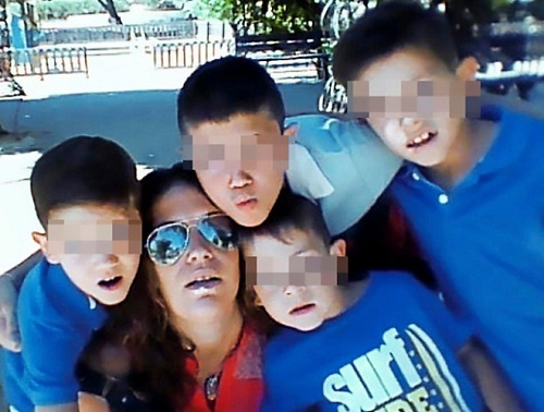 Bàng hoàng cảnh 4 cậu bé sống bên thi thể mẹ và cha dượng mà không hề hay biết