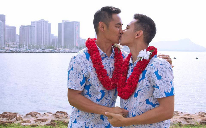 Hồ Vĩnh Khoa khoe ảnh cưới với bạn trai người Thái Lan