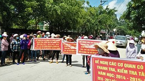 Sau nhiều ngày căng băng rôn phản đối lạm thu, phụ huynh cho con trở lại trường