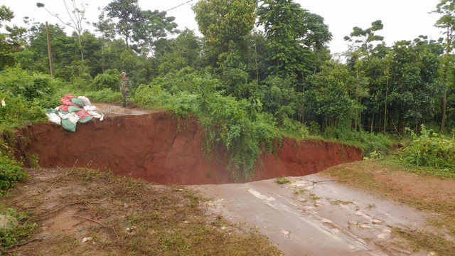 Vỡ đê hồ thủy lợi Gia Hoét 1, tài sản và gia súc cuốn trôi theo dòng nước