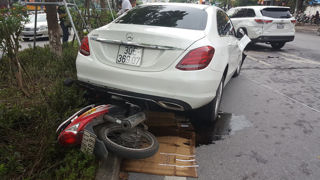 Mercedes tông liên hoàn trên phố Xã Đàn, tài xế cố thủ trong xe