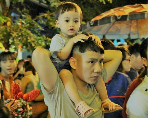 Chùm ảnh: Biển người đổ xô về phố cổ Hà Nội đón Trung thu