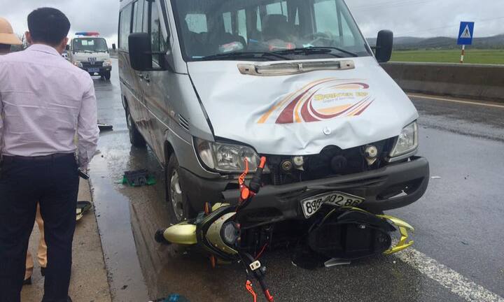 Hà Tĩnh: Chở nhau bằng xe máy điện va vào ô tô, 2 học sinh thương vong