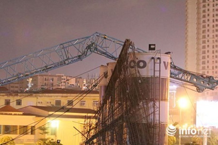 Hai cần cẩu bất ngờ bị gãy đổ tại công trường ở Hà Nội