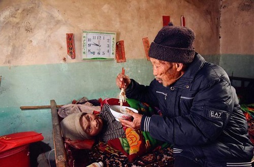 Xót xa cảnh người đàn ông suốt 56 năm chăm sóc bạn đời bị liệt toàn thân