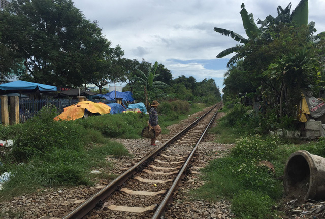 Cùng chồng băng qua đường sắt, cô gái 9X bị tàu tông tử vong