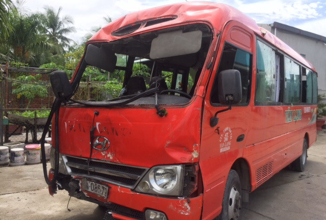 Xe khách đâm cột điện, 2 người chết, 14 nạn nhân bị thương nặng