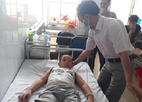 Bé trai mắc chứng bệnh “xưa nay hiếm”, cứ nâng đầu dậy là ngất