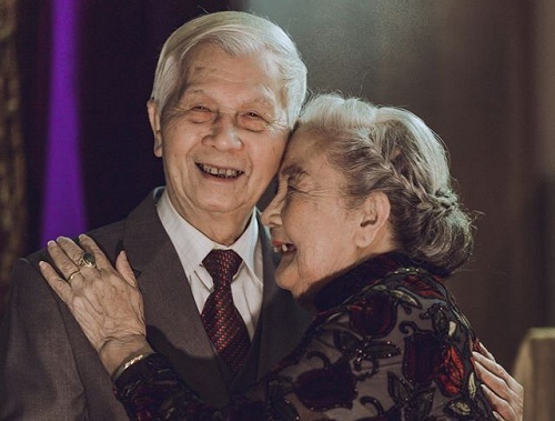 Chuyện tình xuyên thế kỷ: Khi cụ ông gần 90 tuổi vẫn xách cặp lồng mua phở cho cụ bà