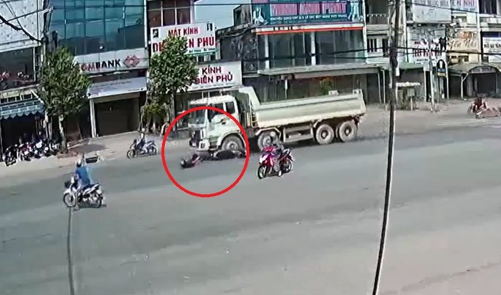 Clip: Người đàn ông bị xe ben tông văng gần 5m ngay giữa ngã 3