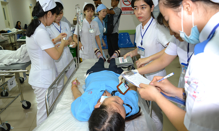 Giật mình nhiều người uống dầu sau khi nuốt phải amoniac