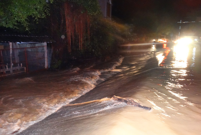 Thanh Hóa: Nước tràn đê sông Bưởi, cả thị trấn sơ tán trong đêm